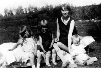 Emma (Lobe) Leischner and children